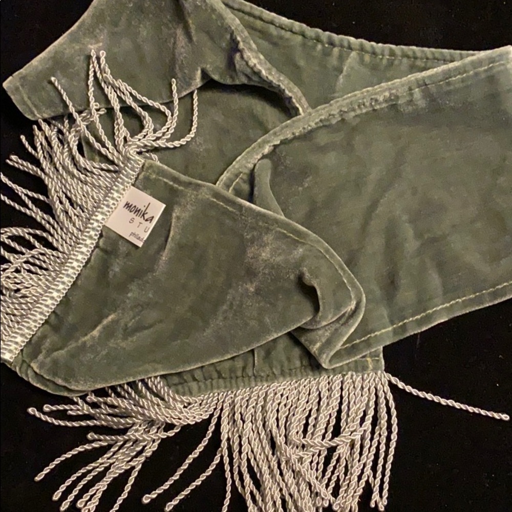 Velvety scarf with fringe